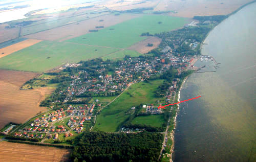 Übersicht Wiek, Standort des Ferienhauses am Wieker Bodden, siehe Pfeil, Luftaufnahme 2007, Rundflug von Güttin